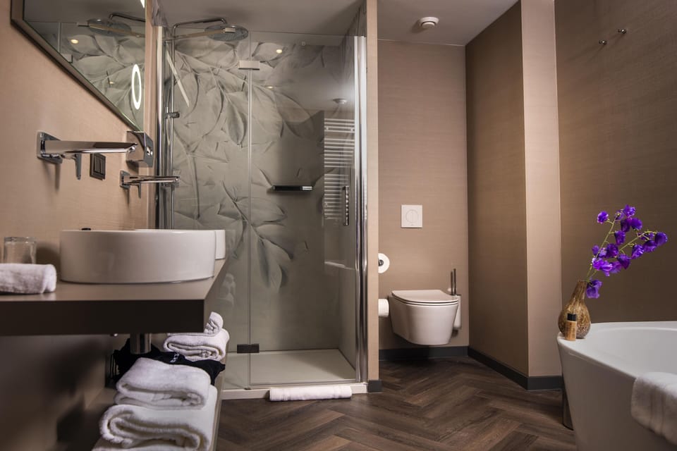 Suite | Bathroom | Free toiletries, hair dryer, bathrobes, slippers