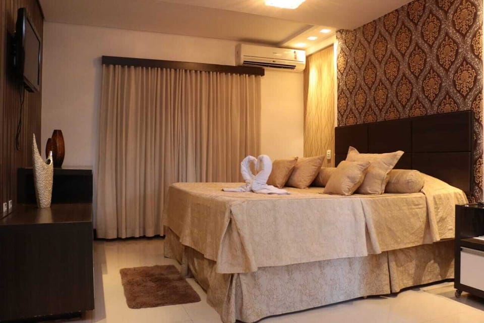 Elite Apartment, Bathtub | Minibar, in-room safe, desk, blackout drapes