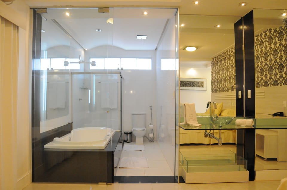 Elite Apartment, Bathtub | Minibar, in-room safe, desk, blackout drapes