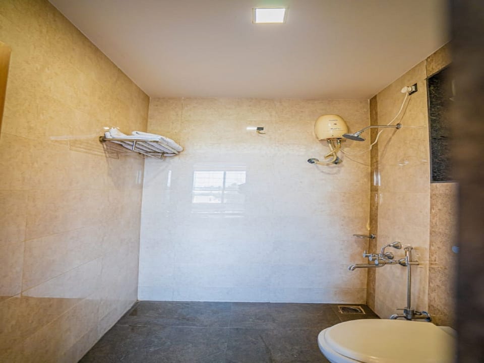 Deluxe Room, 1 King Bed | Bathroom | Shower, rainfall showerhead, free toiletries, bathrobes