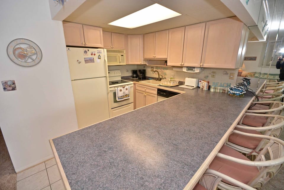 Seabrook 205 Full-Size Kitchen