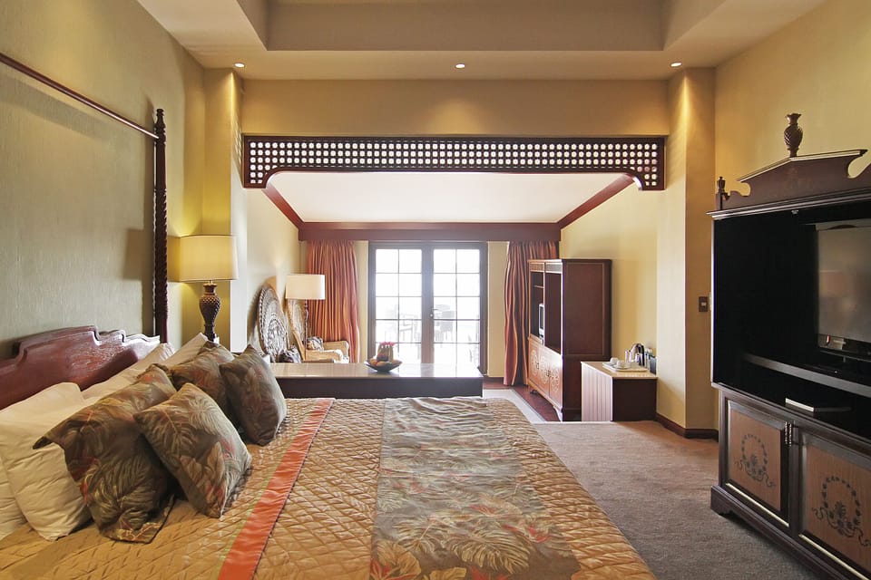 Veranda Suite | In-room safe, desk, blackout drapes, iron/ironing board
