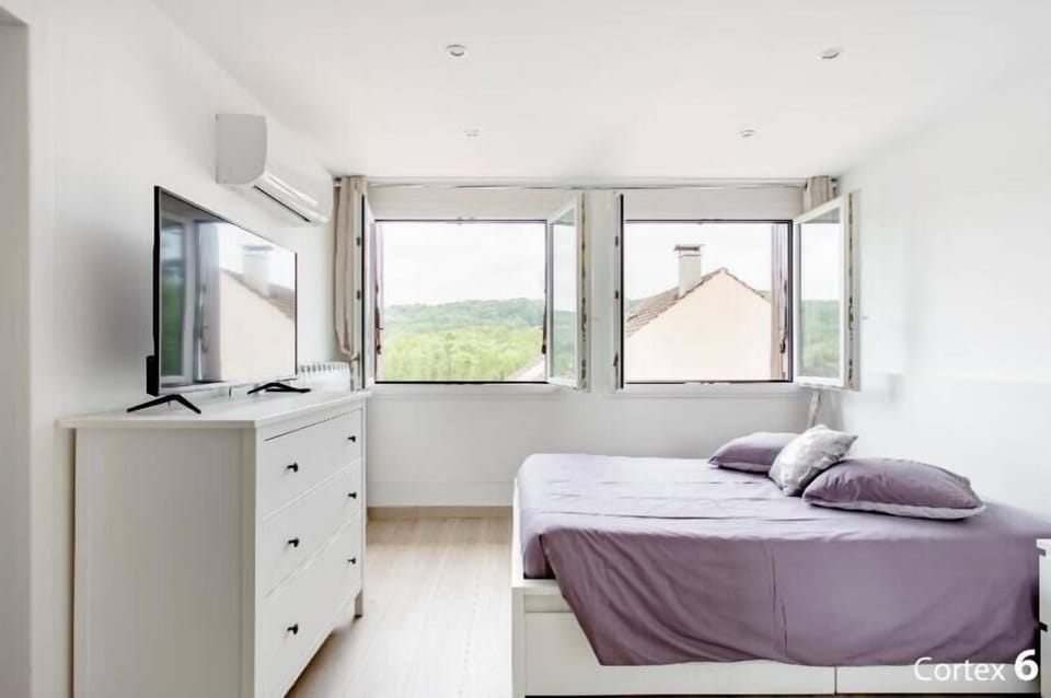 Double Room, 1 Queen Bed | Premium bedding, individually furnished, desk, laptop workspace