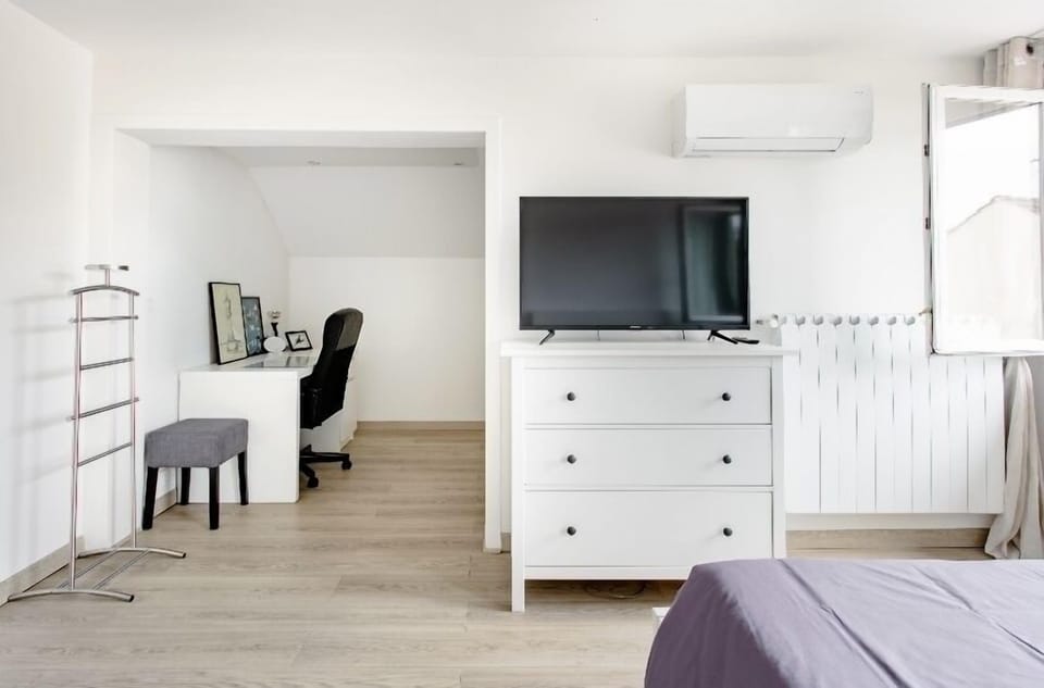 Double Room, 1 Queen Bed | Premium bedding, individually furnished, desk, laptop workspace