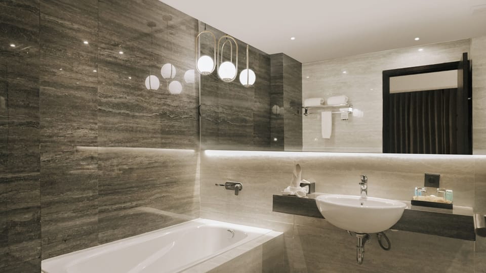 Executive Double Room | Bathroom | Shower, free toiletries, hair dryer