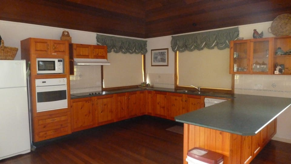 House, 3 Bedrooms | Private kitchen | Coffee/tea maker, full-size fridge, microwave, oven