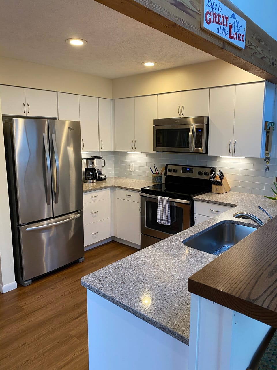 Full kitchen, quartz countertops