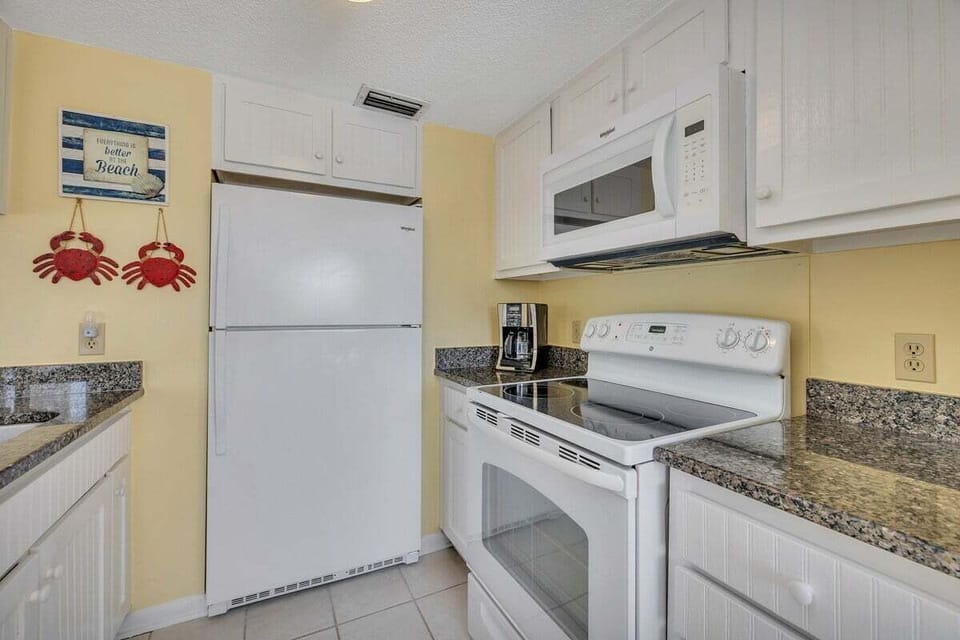 Shipwatch 100 - Kitchen with stove and microwave