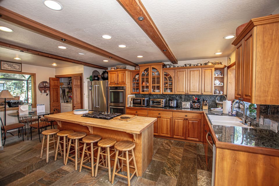 Rygh Lakefront - Kitchen and Breakfast Table
