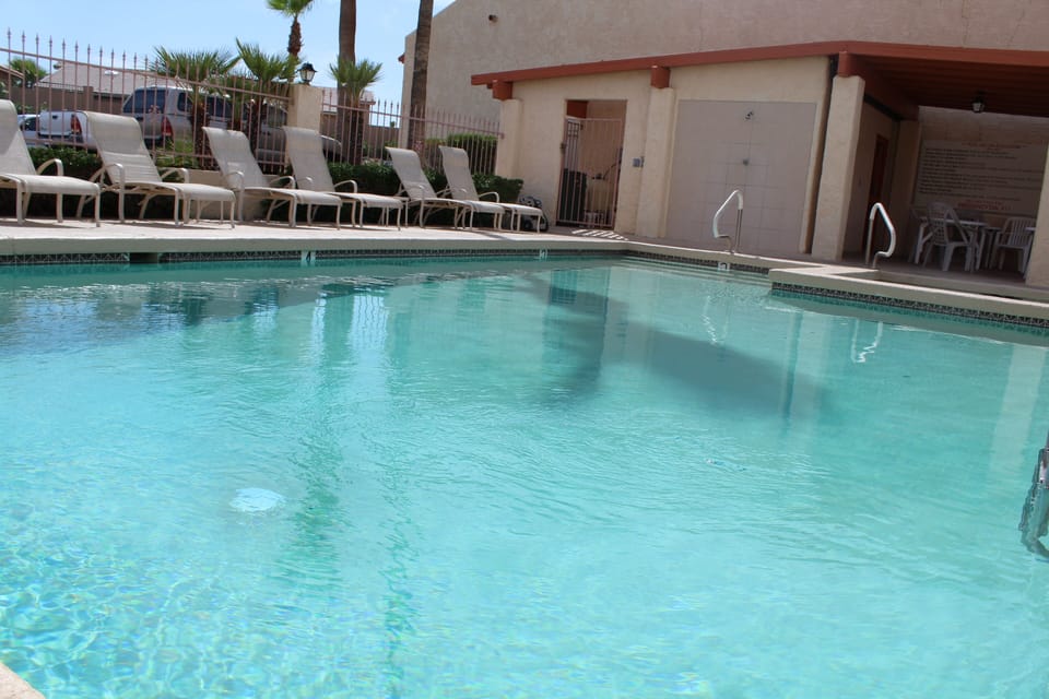 Pool, Jacuzzi and BBQ"s overlooking the Lake