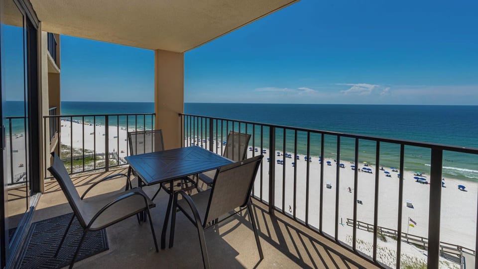 Relax on the balcony with a dining table and chairs, enjoying the beautiful beach view and gentle sea breeze