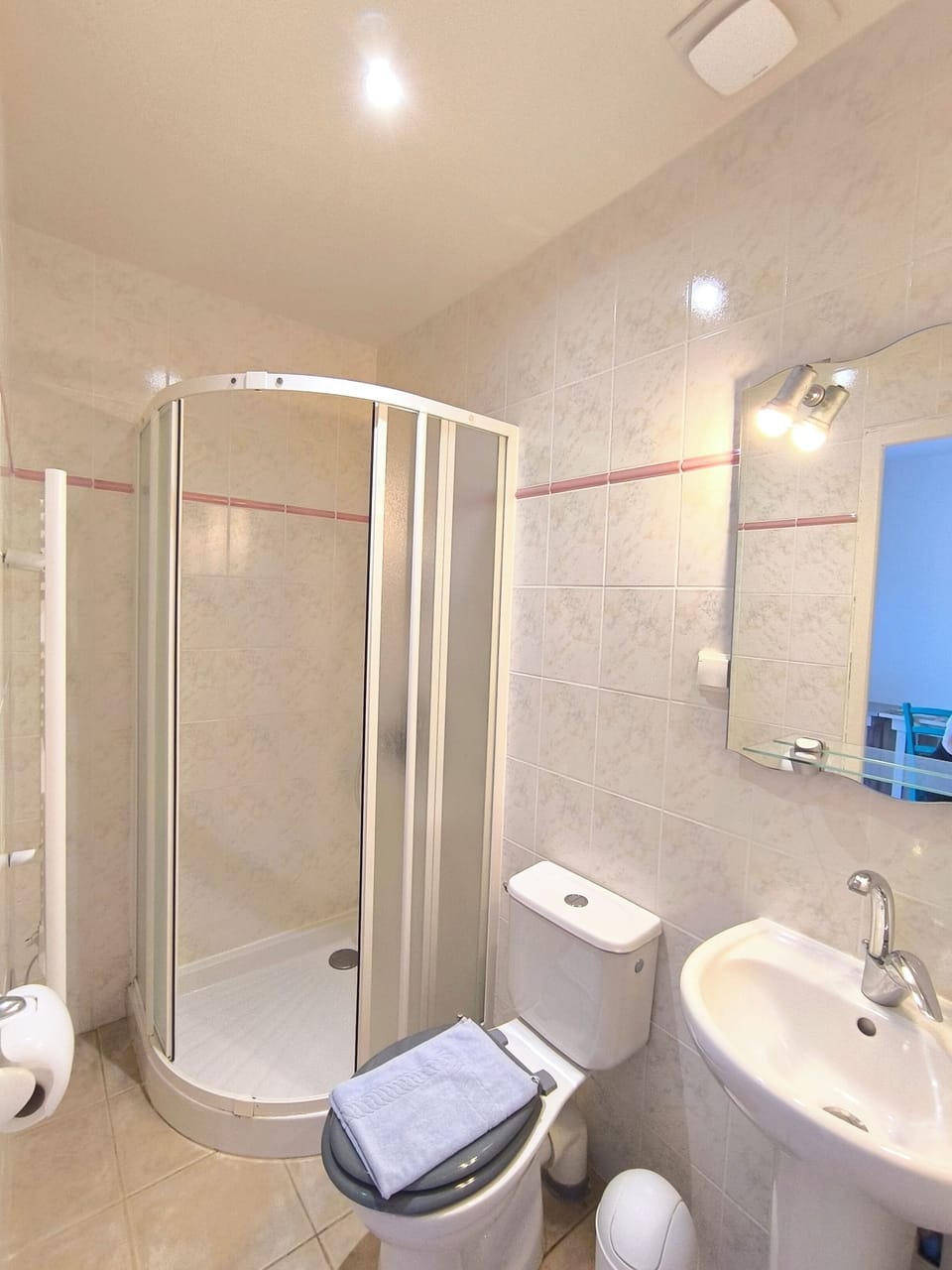 Double Room | Bathroom | Shower, towels