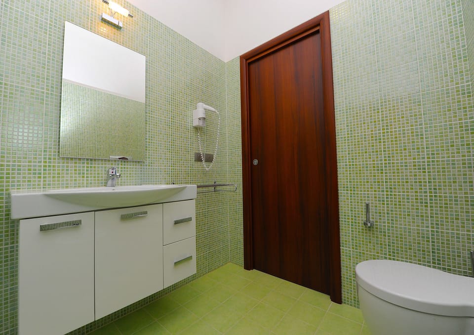 Classic Double Room | Bathroom | Shower, free toiletries, hair dryer, bidet