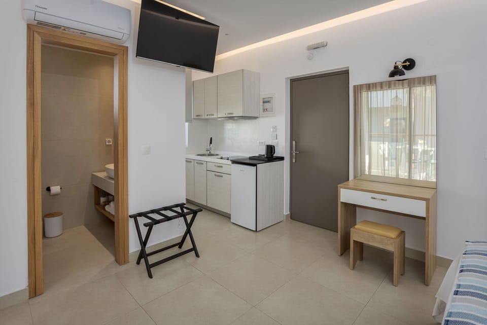 Studio (Double) | Private kitchen | Mini-fridge, stovetop, coffee/tea maker, electric kettle