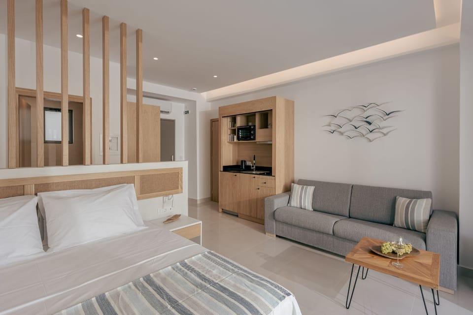 Deluxe Studio Suite, Pool Access | Free WiFi, bed sheets