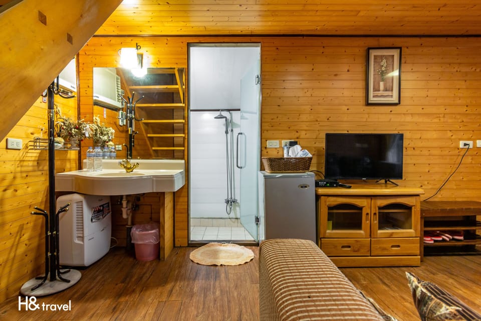 Loft | Bathroom | Shower, free toiletries, hair dryer, towels