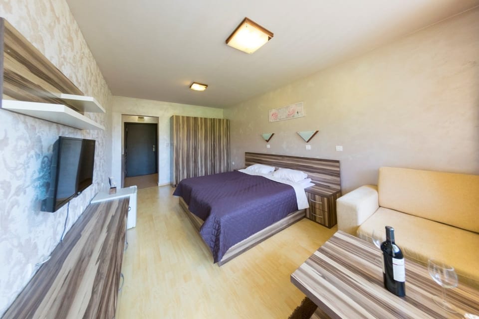 Double Room, Annex Building | Soundproofing, iron/ironing board, free wired internet, bed sheets