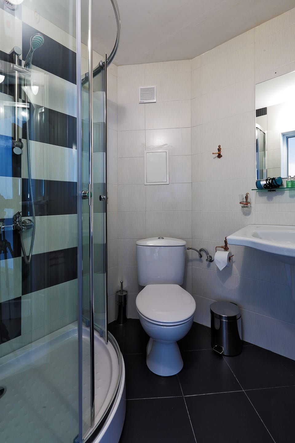 Apartment, 1 Bedroom | Bathroom | Shower, free toiletries, hair dryer, towels