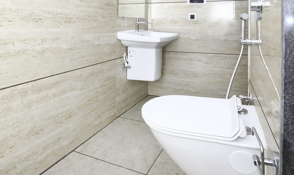 Premium Room | Bathroom | Shower, free toiletries, towels, soap