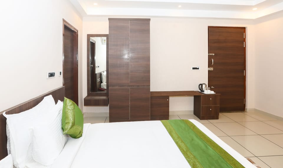Deluxe Room | Desk, iron/ironing board, free WiFi, bed sheets