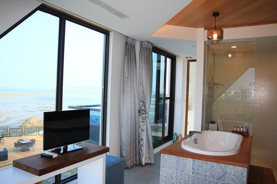 Standard Double Room, Sea View | Bathroom | Separate tub and shower, deep soaking tub, free toiletries, hair dryer