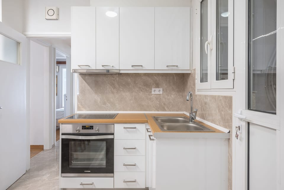 Apartment (Victoria Best Apartments near Metro 3) | Private kitchen | Fridge, oven, stovetop, coffee/tea maker