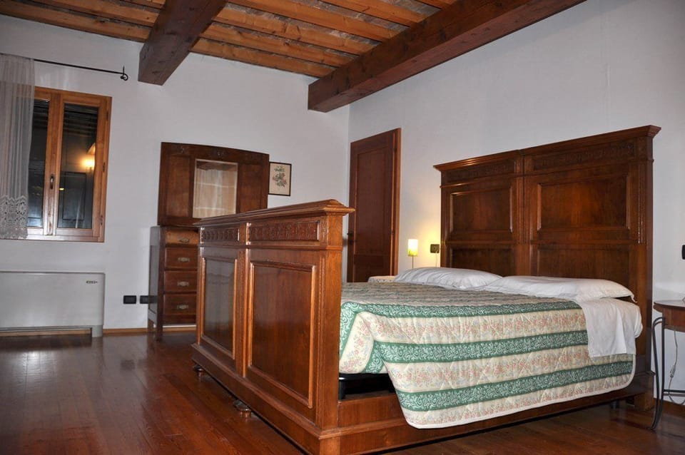 Suite, Garden View | Laptop workspace, free WiFi, bed sheets