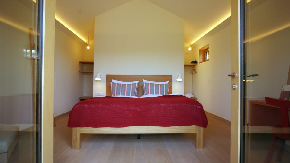 Winzerhäusschen ( M 20 ) | Premium bedding, down comforters, desk, laptop workspace
