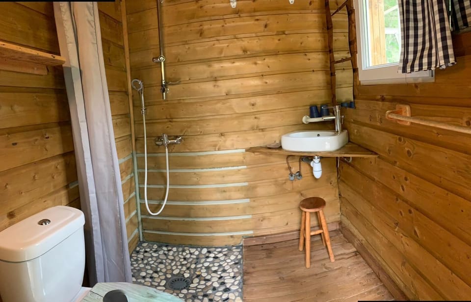 Standard Tent, Multiple Beds, Garden View | Bathroom | Shower, towels