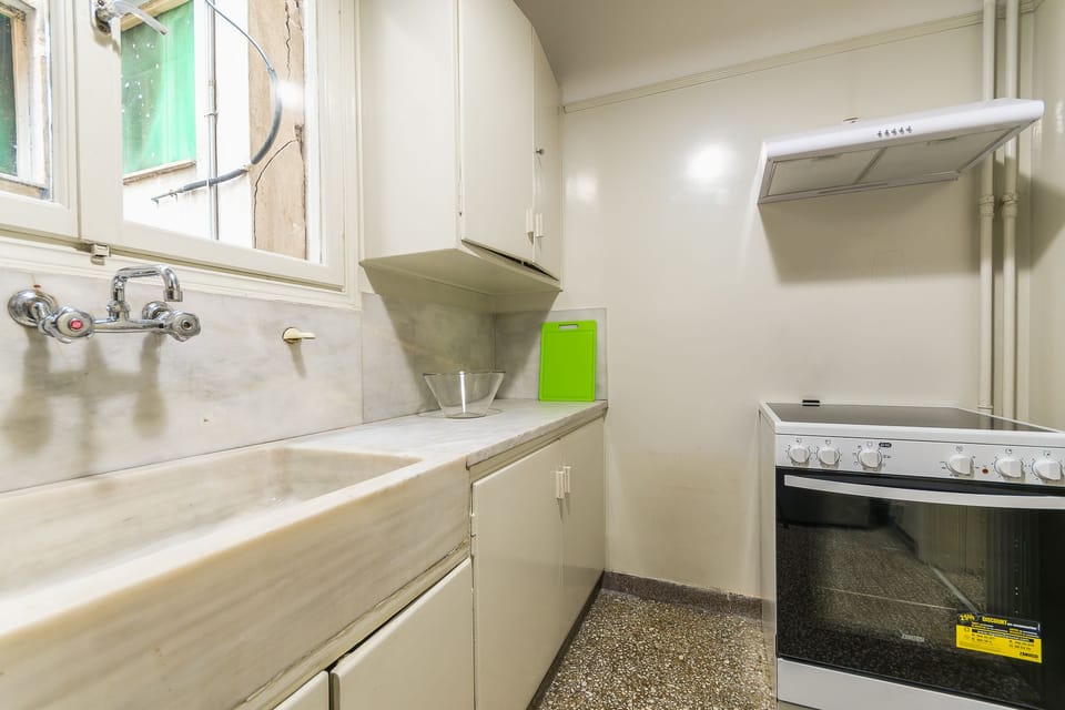 Apartment (Victoria Queens Paradise near Metro) | Private kitchen | Cookware/dishes/utensils