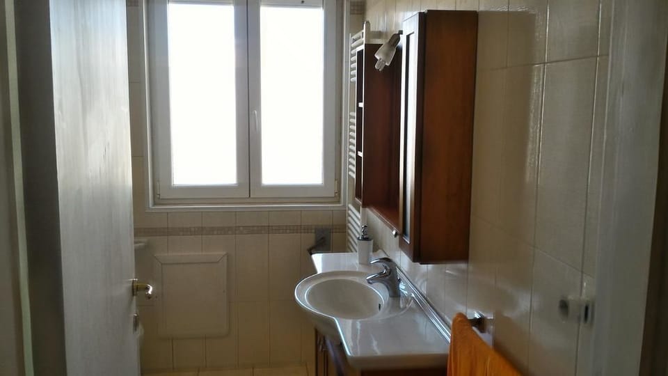 Double Room, Balcony | Bathroom | Shower, bidet, towels
