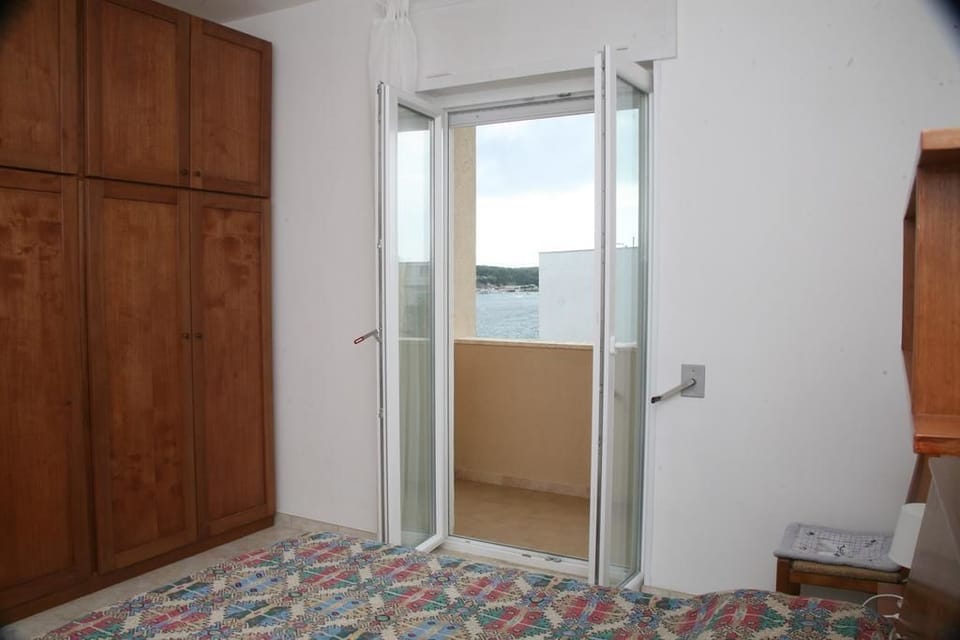 Desk, rollaway beds, free WiFi