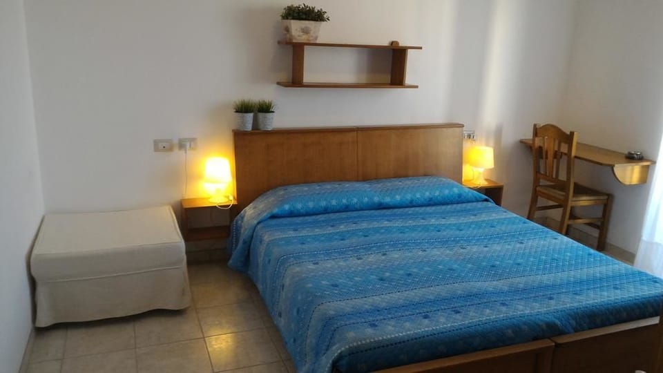 Desk, rollaway beds, free WiFi