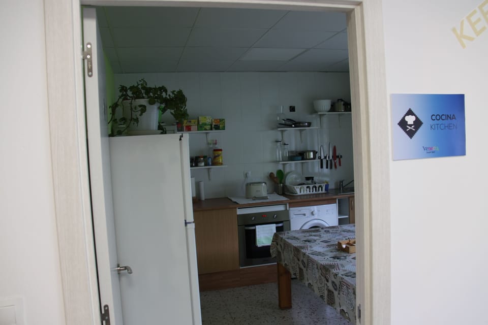 Full-size fridge, microwave, oven, stovetop