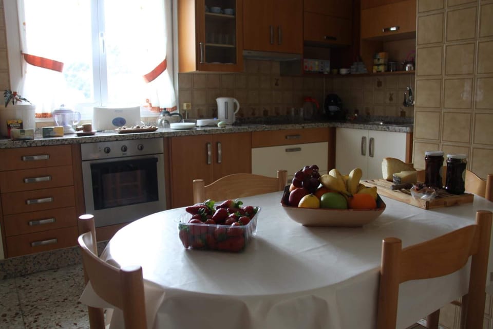 Full-size fridge, microwave, oven, stovetop