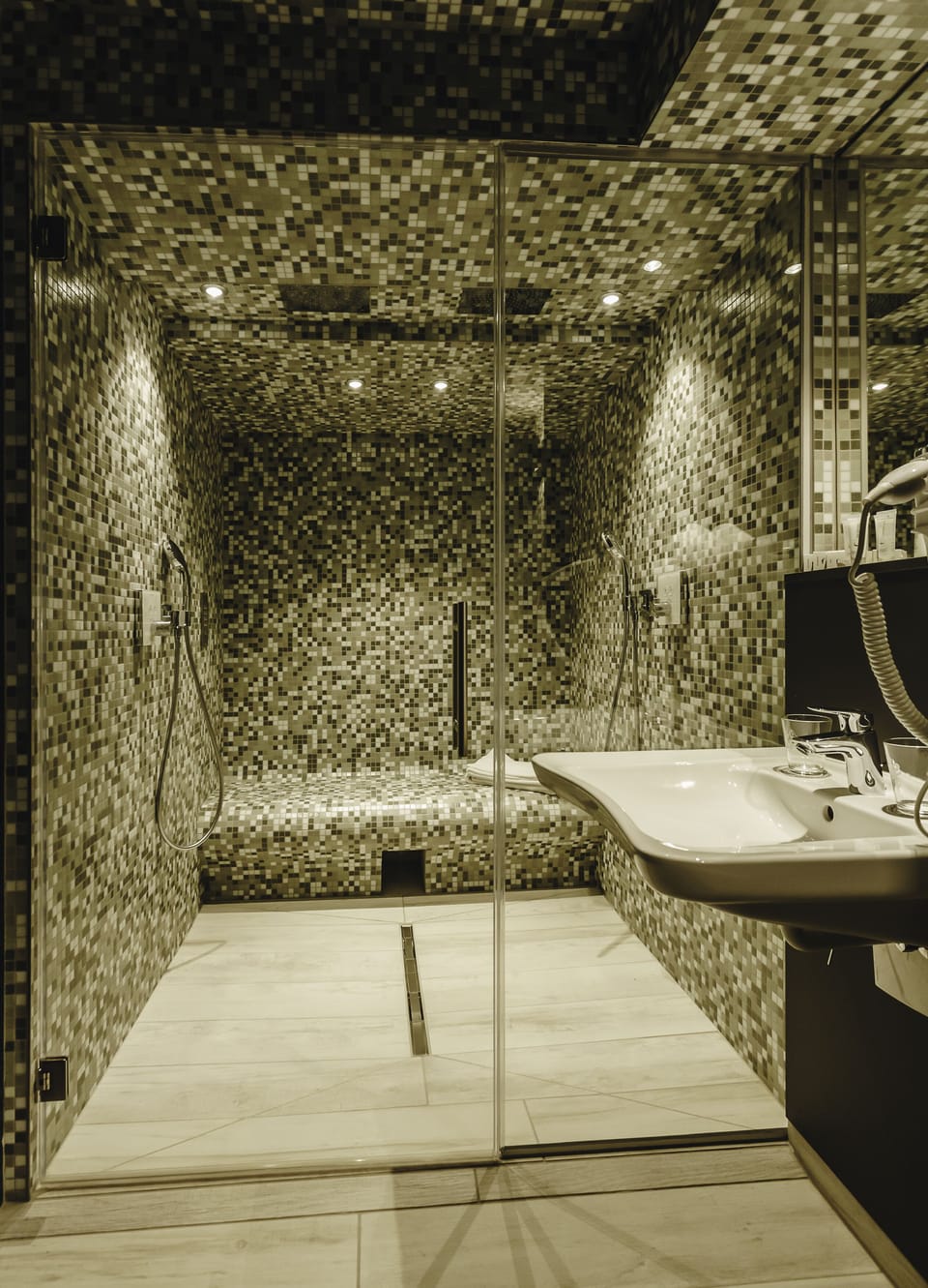 Suite (Hammam) | Bathroom | Shower, free toiletries, hair dryer, slippers