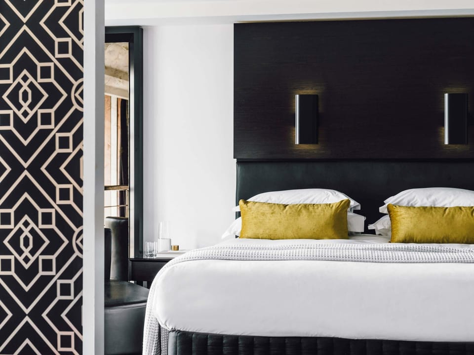 Penthouse, 1 King Bed, Balcony | Premium bedding, pillowtop beds, minibar, in-room safe