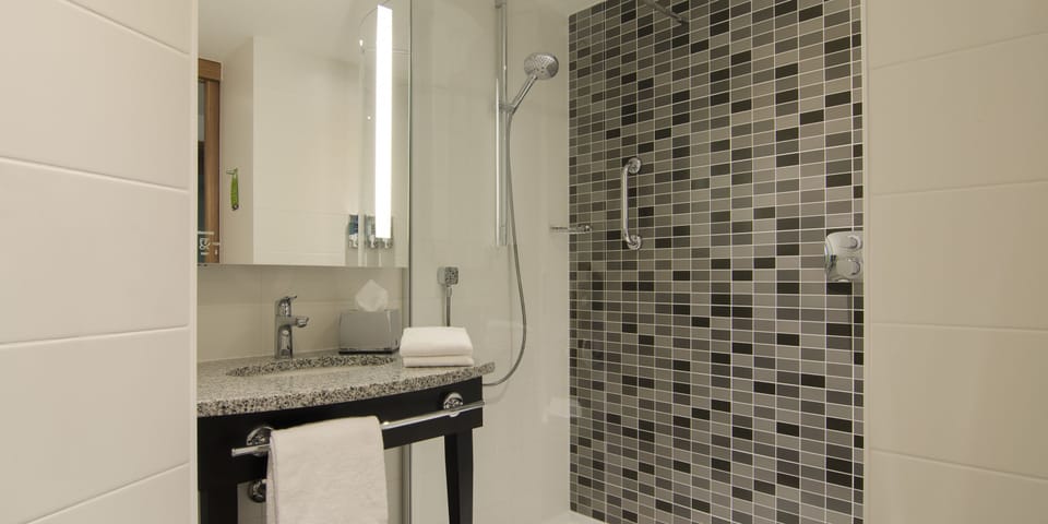 Shower, hydromassage showerhead, free toiletries, towels