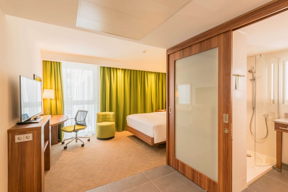 Room, 1 Queen Bed, Non Smoking | 1 bedroom, premium bedding, down comforters, in-room safe