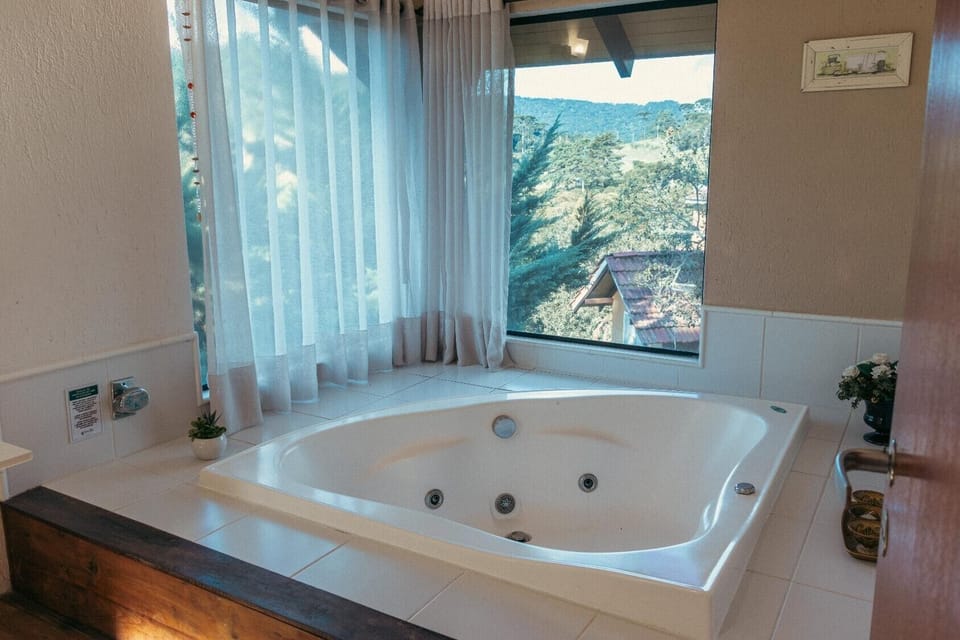 Cabin (Casal Luxo 6) | Premium bedding, minibar, individually decorated, individually furnished