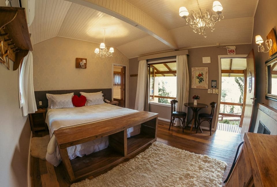 Cabin (Casal Super Luxo 8) | Premium bedding, minibar, individually decorated, individually furnished