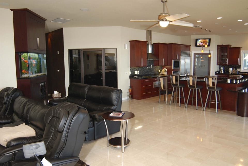 Lounge & Kitchen. See map/tour
https://tour.truplace.com/property/1763/66781/