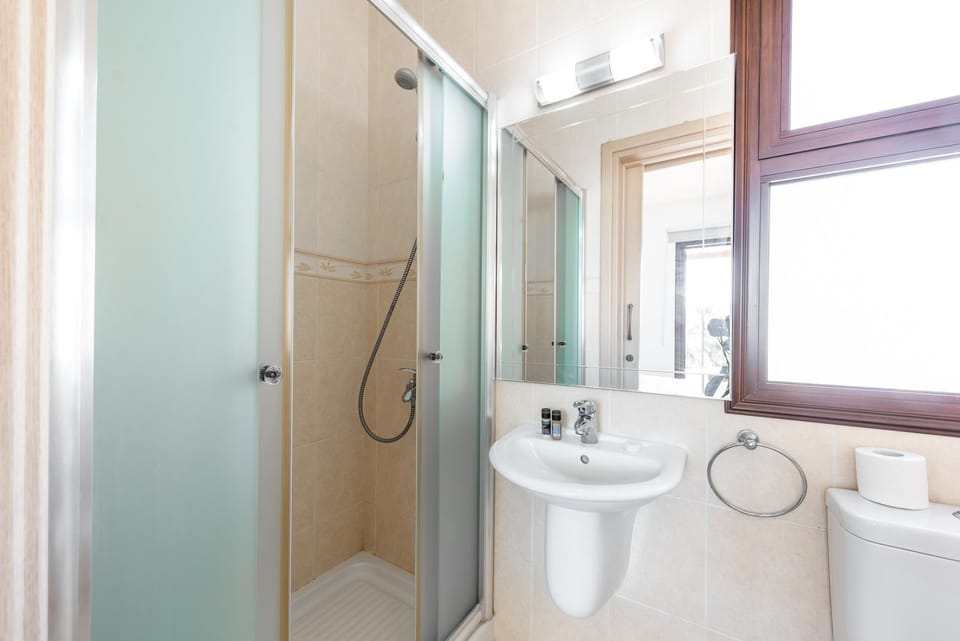 First floor
En-suite master bedroom 2