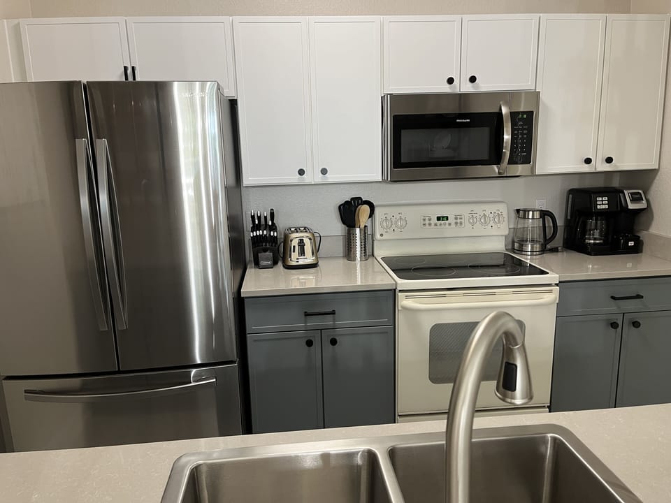 Ample space in our fully stocked kitchen to make your favorite food