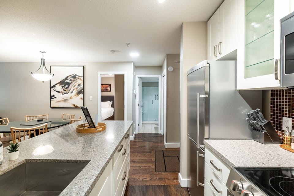 Full kitchen: Stainless steel appliances