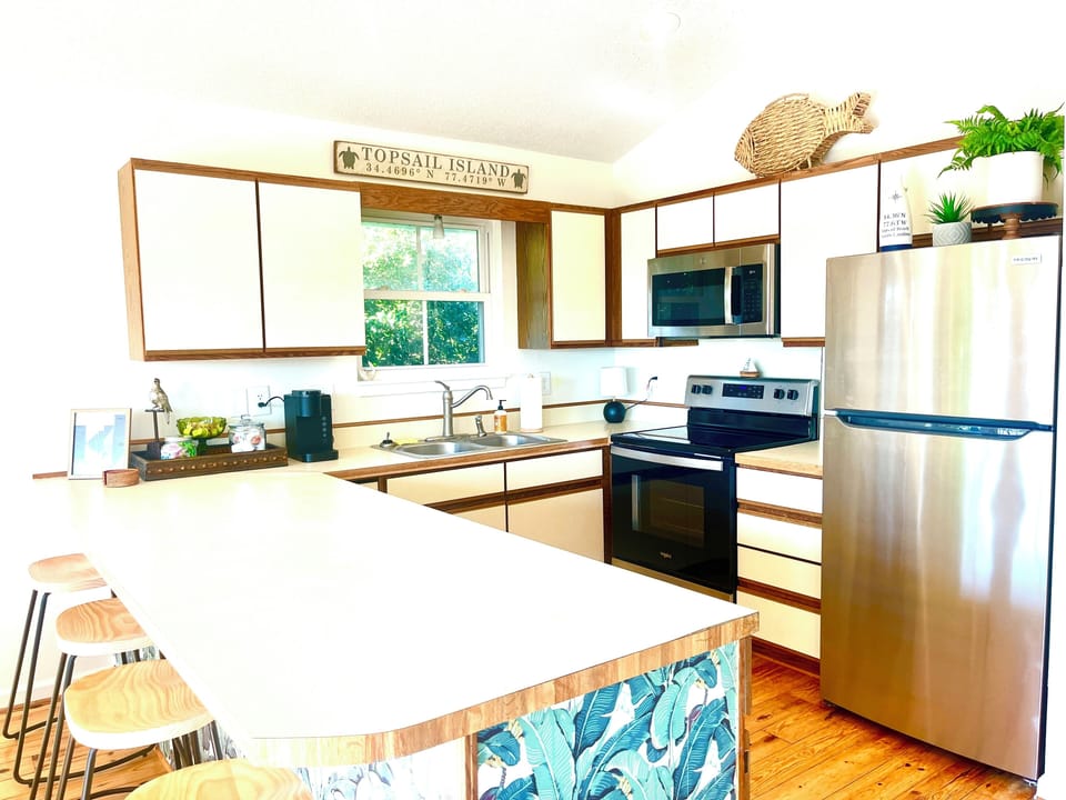 KITCHEN WITH BAR SEATING FOR FOUR. 