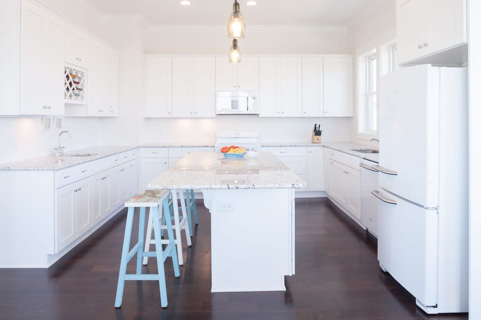 Kitchen, plenty of storage, fully stocked