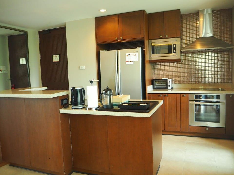 Luxury 2-Bedroom Condo Ocean View | Private kitchen | Coffee/tea maker, full-size fridge, microwave, oven