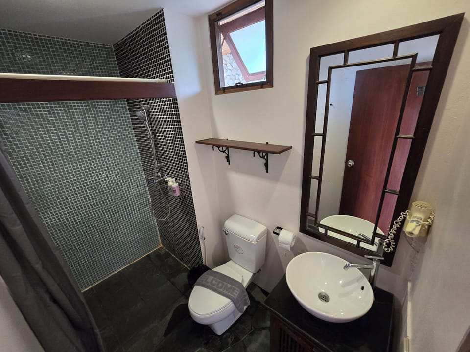 Gargen View Twin | Bathroom | Shower, free toiletries, hair dryer, towels