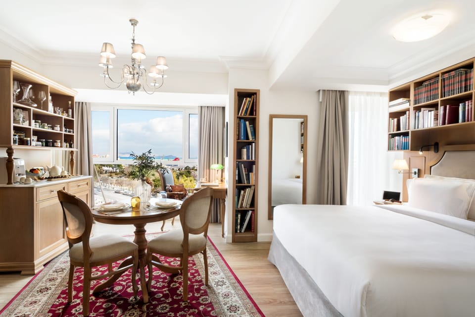 K Suite Sea View | Minibar, in-room safe, desk, blackout drapes